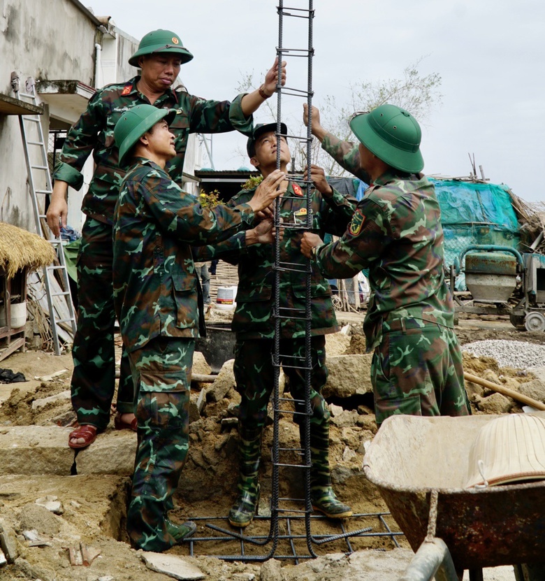 Gia Lai: Lũ cuốn nh&agrave; đi, bộ đội dựng lại nh&agrave; cho d&acirc;n- Ảnh 4.
