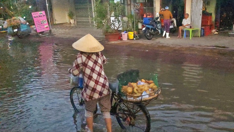 Triều cường d&acirc;ng cao, tuyến quốc lộ 1 qua C&agrave; Mau ngập s&acirc;u- Ảnh 10.