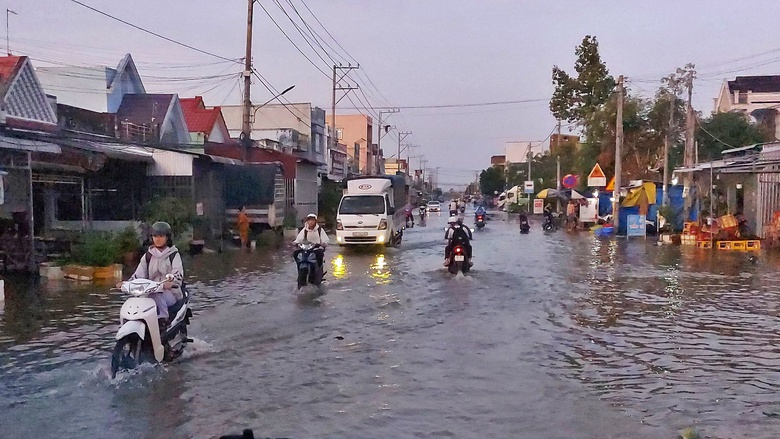 Triều cường d&acirc;ng cao, tuyến quốc lộ 1 qua C&agrave; Mau ngập s&acirc;u- Ảnh 4.