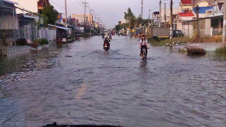 Triều cường d&acirc;ng cao, tuyến quốc lộ 1 qua C&agrave; Mau ngập s&acirc;u- Ảnh 9.