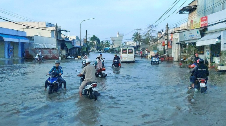 Triều cường d&acirc;ng cao, tuyến quốc lộ 1 qua C&agrave; Mau ngập s&acirc;u- Ảnh 2.