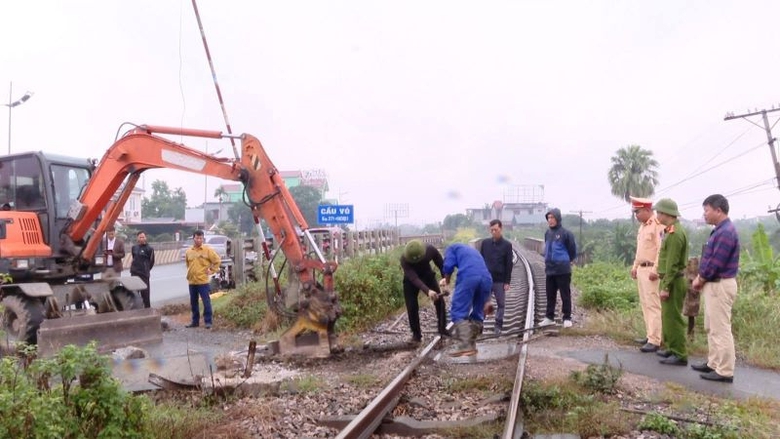 Đẩy nhanh x&oacute;a bỏ lối đi tự mở, bảo đảm an to&agrave;n tuyến đường sắt Bắc - Nam- Ảnh 1.