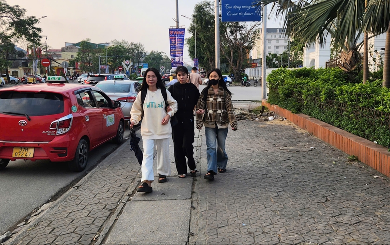 Nghệ An: Tuy&ecirc;n truyền kiểu "mưa dầm thấm l&acirc;u" để người đi bộ chấp h&agrave;nh luật mới- Ảnh 1.