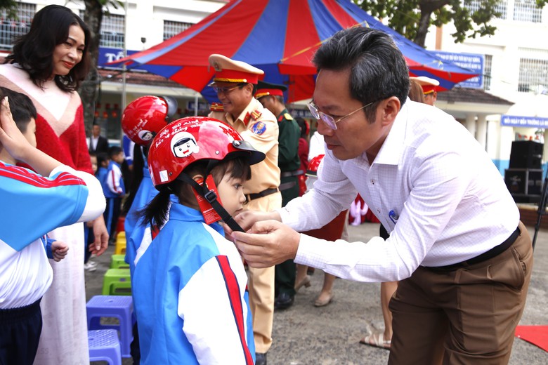 Quảng Ng&atilde;i tuy&ecirc;n truyền trật tự ATGT v&agrave; tặng mũ bảo hiểm cho học sinh- Ảnh 1.