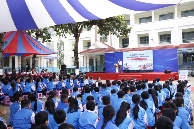 Quảng Ng&atilde;i tuy&ecirc;n truyền trật tự ATGT v&agrave; tặng mũ bảo hiểm cho học sinh- Ảnh 2.