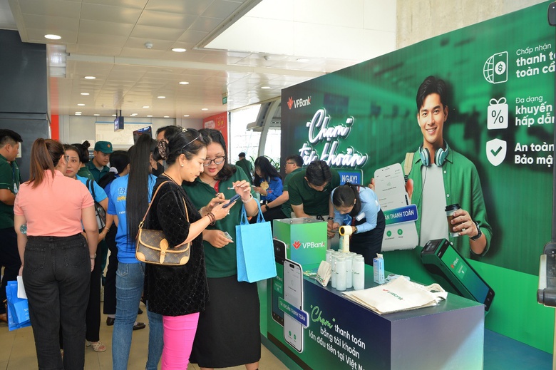 H&agrave;nh kh&aacute;ch metro th&iacute;ch th&uacute; trải nghiệm chạm thanh to&aacute;n nhanh gọn của VPBank- Ảnh 1.