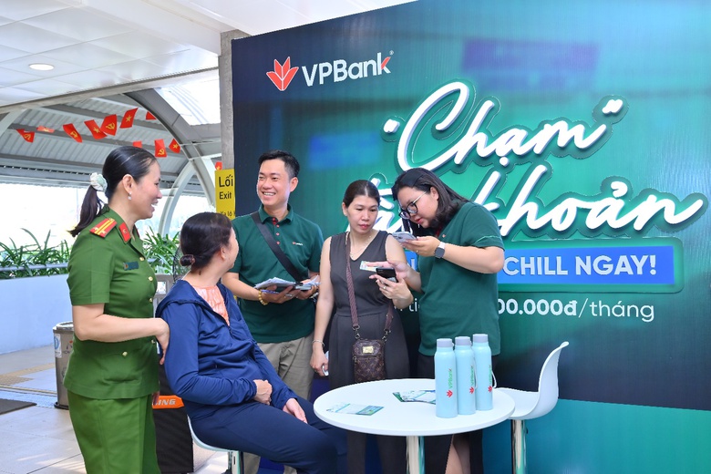 H&agrave;nh kh&aacute;ch metro th&iacute;ch th&uacute; trải nghiệm chạm thanh to&aacute;n nhanh gọn của VPBank- Ảnh 2.