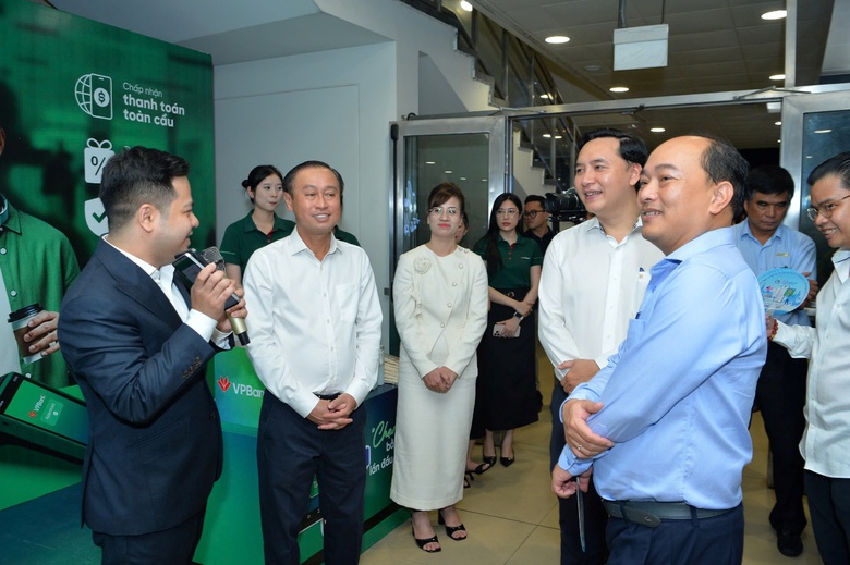 H&agrave;nh kh&aacute;ch metro th&iacute;ch th&uacute; trải nghiệm chạm thanh to&aacute;n nhanh gọn của VPBank- Ảnh 3.