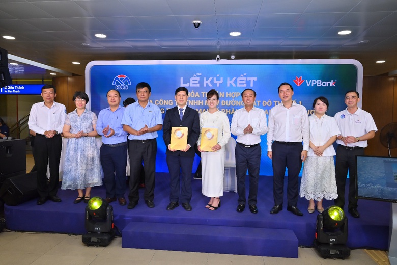 H&agrave;nh kh&aacute;ch metro th&iacute;ch th&uacute; trải nghiệm chạm thanh to&aacute;n nhanh gọn của VPBank- Ảnh 4.