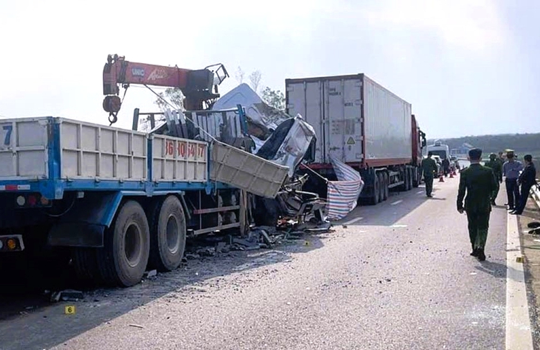 Tai nạn giao th&ocirc;ng tr&ecirc;n cao tốc B&ugrave;ng - Vạn Ninh, hai người tử vong tại chỗ- Ảnh 1.
