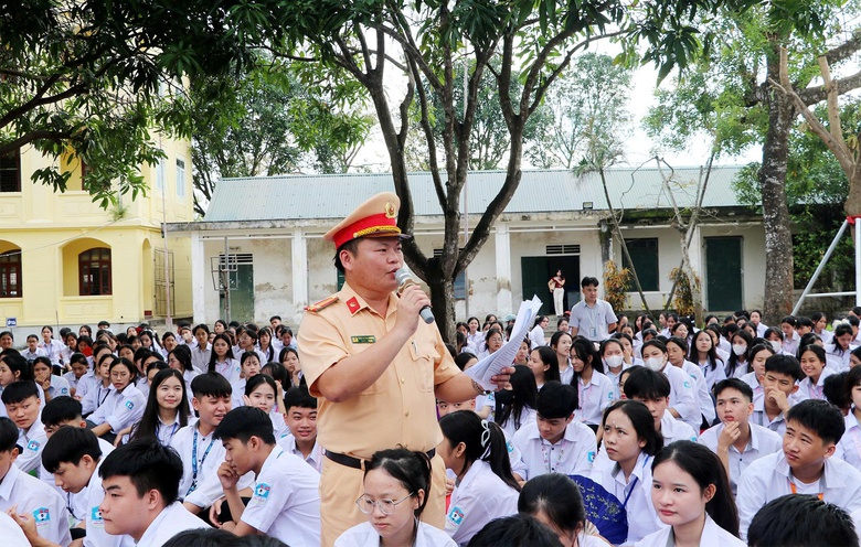 Nghệ An: Tuy&ecirc;n truyền kiểu "mưa dầm thấm l&acirc;u" để người đi bộ chấp h&agrave;nh luật mới- Ảnh 3.