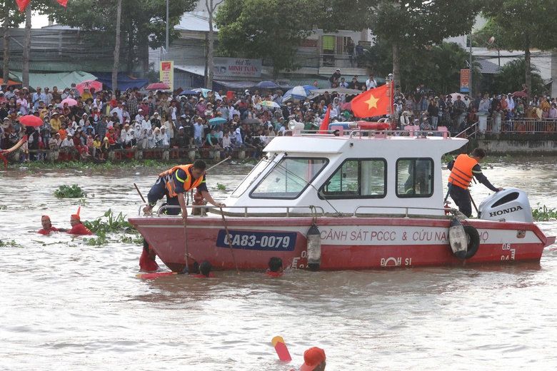Cần Thơ huy động lực lượng đảm bảo an to&agrave;n lễ hội lễ hội Văn h&oacute;a S&ocirc;ng nước 2025- Ảnh 3.