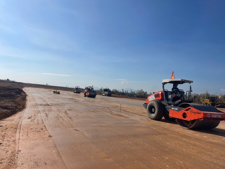 Chạy đua tiến độ, rộn r&atilde; tiếng m&aacute;y tr&ecirc;n c&ocirc;ng trường dự &aacute;n Cảng h&agrave;ng kh&ocirc;ng Ph&ugrave; C&aacute;t- Ảnh 5.