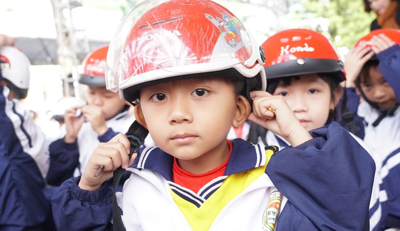 Trao 1.500 mũ bảo hiểm cho học sinh tiểu học tại Gia Lai- Ảnh 2.