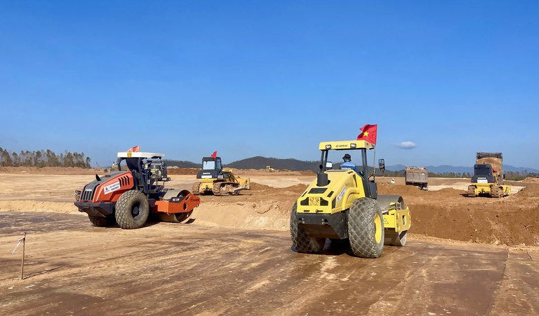 Chạy đua tiến độ, rộn r&atilde; tiếng m&aacute;y tr&ecirc;n c&ocirc;ng trường dự &aacute;n Cảng h&agrave;ng kh&ocirc;ng Ph&ugrave; C&aacute;t- Ảnh 1.