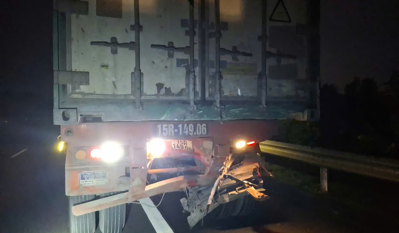 Hiện trường tai nạn xe khách làm 3 người tử vong trên cao tốc Đà Nẵng - Quảng Ngãi- Ảnh 6. Hiện trường tai nạn xe khách làm 3 người tử vong trên cao tốc Đà Nẵng - Quảng Ngãi- Ảnh 6.