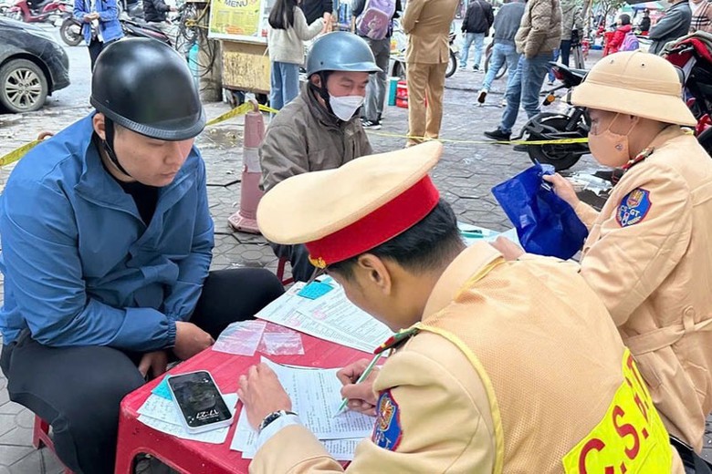 Lực lượng chức năng cả nước đ&atilde; kiểm tra, ph&aacute;t hiện xử l&yacute; 4.814 trường hợp vi phạm; tạm giữ 62 xe &ocirc; t&ocirc;, 2.222 xe m&ocirc; t&ocirc;, 34 phương tiện kh&aacute;c.