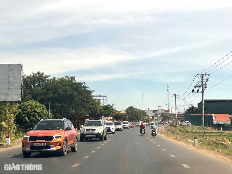 Phương tiện &ugrave;n &ugrave;n đổ về c&aacute;c tỉnh ph&iacute;a Nam, CSGT căng m&igrave;nh điều tiết giao th&ocirc;ng- Ảnh 5.