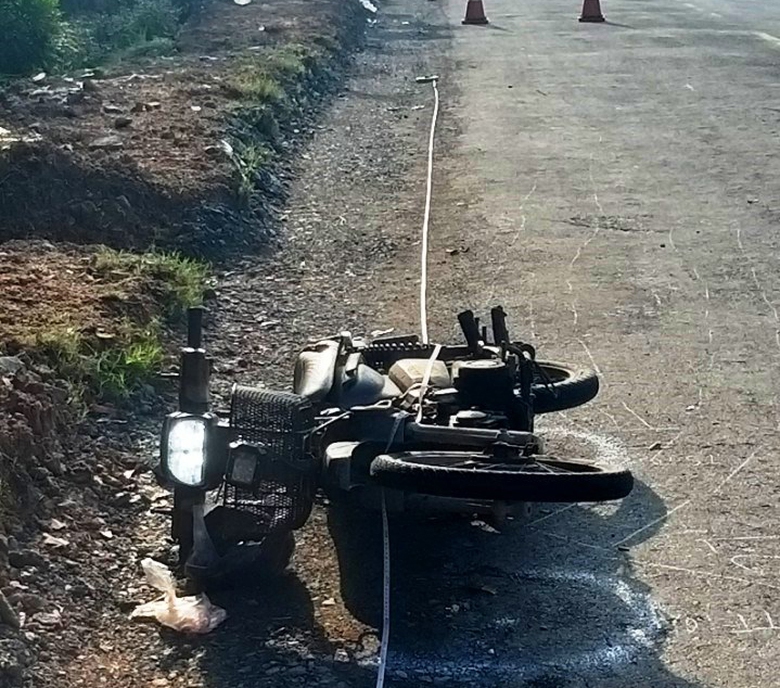 Tông vào bồn cây xanh, người đàn ông ở Bến Tre tử vong- Ảnh 1. Tông vào bồn cây xanh, người đàn ông ở Bến Tre tử vong- Ảnh 1.