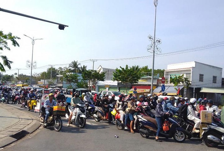 Cầu Rạch Miễu li&ecirc;n tục phải điều tiết giao th&ocirc;ng một chiều, 5 lần xả trạm ng&agrave;y m&ugrave;ng 4 Tết- Ảnh 1.