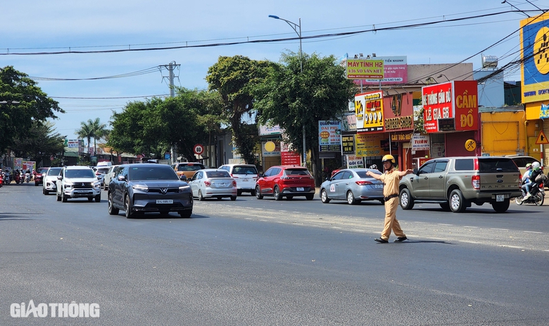 Phương tiện &ugrave;n &ugrave;n đổ về c&aacute;c tỉnh ph&iacute;a Nam, CSGT căng m&igrave;nh điều tiết giao th&ocirc;ng- Ảnh 2.