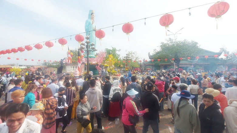 Người d&acirc;n &ugrave;n &ugrave;n đi xin v&iacute;a mẹ Nam Hải ở Bạc Li&ecirc;u- Ảnh 2.