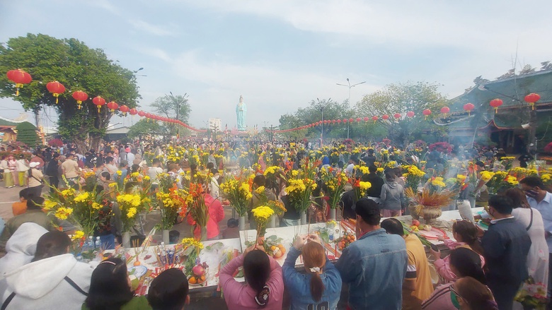 Người d&acirc;n &ugrave;n &ugrave;n đi xin v&iacute;a mẹ Nam Hải ở Bạc Li&ecirc;u- Ảnh 1.