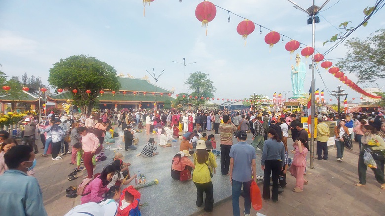 Người d&acirc;n &ugrave;n &ugrave;n đi xin v&iacute;a mẹ Nam Hải ở Bạc Li&ecirc;u- Ảnh 3.