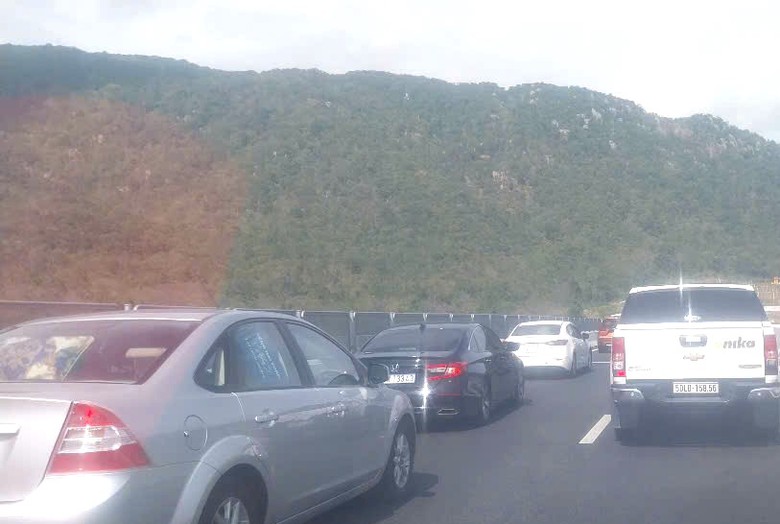 &Ocirc; t&ocirc; xếp h&agrave;ng 5km qua hầm n&uacute;i Vung tr&ecirc;n cao tốc Cam L&acirc;m - Vĩnh Hảo- Ảnh 1.