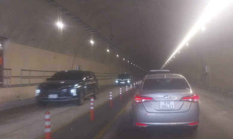 &Ocirc; t&ocirc; xếp h&agrave;ng 5km qua hầm n&uacute;i Vung tr&ecirc;n cao tốc Cam L&acirc;m - Vĩnh Hảo- Ảnh 2.