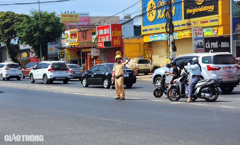 Phương tiện &ugrave;n &ugrave;n đổ về c&aacute;c tỉnh ph&iacute;a Nam, CSGT căng m&igrave;nh điều tiết giao th&ocirc;ng- Ảnh 9.