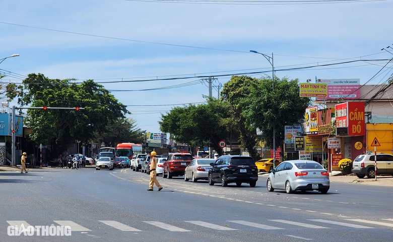 Phương tiện &ugrave;n &ugrave;n đổ về c&aacute;c tỉnh ph&iacute;a Nam, CSGT căng m&igrave;nh điều tiết giao th&ocirc;ng- Ảnh 7.