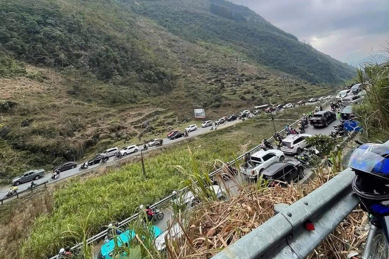 Du khách đổ xô về Hà Giang, khách sạn đồng loạt báo hết phòng- Ảnh 2. Du khách đổ xô về Hà Giang, khách sạn đồng loạt báo hết phòng- Ảnh 2.