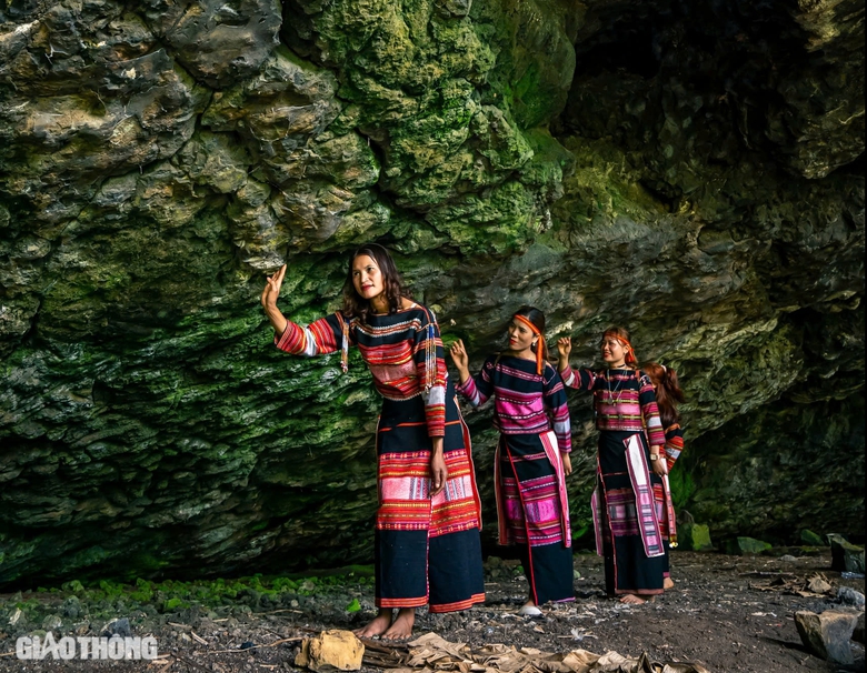 Hoa đ&agrave;o bung nở "kho&aacute;c &aacute;o mới" đẹp như tranh tại huyện miền n&uacute;i B&igrave;nh Định- Ảnh 8.