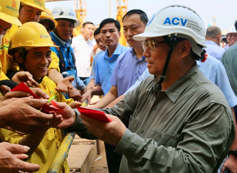 Thủ tướng ch&uacute;c Tết, kiểm tra tại s&acirc;n bay Long Th&agrave;nh- Ảnh 2.