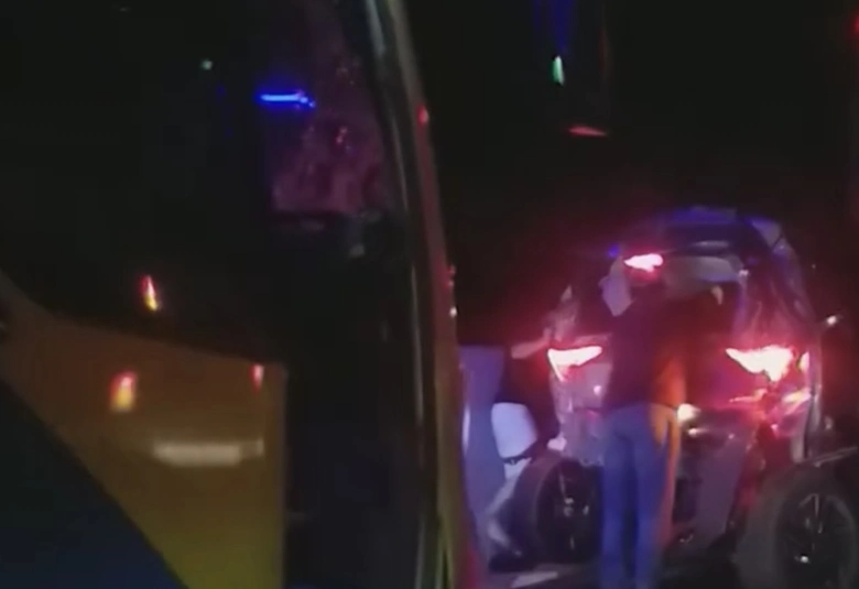 Cao tốc Phan Thiết - Dầu Gi&acirc;y &ugrave;n tắc sau vụ tai nạn khiến xe con bẹp d&uacute;m- Ảnh 1.