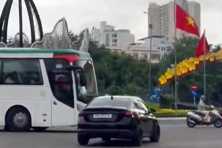 T&agrave;i xế xe 4 chỗ lạng l&aacute;ch tr&ecirc;n đường phố Nha Trang l&agrave; nữ- Ảnh 1.