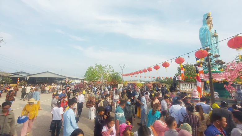 Người d&acirc;n &ugrave;n &ugrave;n đi xin v&iacute;a mẹ Nam Hải ở Bạc Li&ecirc;u- Ảnh 4.