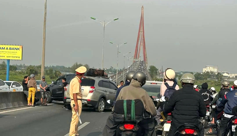 3 &ocirc; t&ocirc; t&ocirc;ng li&ecirc;n ho&agrave;n tr&ecirc;n cầu Cần Thơ, QL1 kẹt cứng- Ảnh 2.