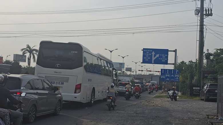 3 &ocirc; t&ocirc; t&ocirc;ng li&ecirc;n ho&agrave;n tr&ecirc;n cầu Cần Thơ, QL1 kẹt cứng- Ảnh 6.
