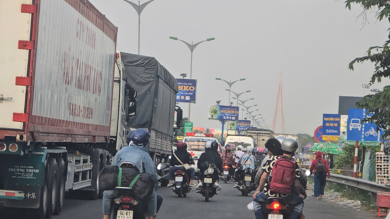 3 &ocirc; t&ocirc; t&ocirc;ng li&ecirc;n ho&agrave;n tr&ecirc;n cầu Cần Thơ, QL1 kẹt cứng- Ảnh 4.