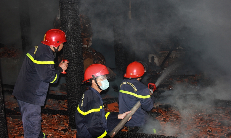 Cháy lớn trong đêm ở ngôi chùa 300 tuổi tại Bắc Giang- Ảnh 1. Cháy lớn trong đêm ở ngôi chùa 300 tuổi tại Bắc Giang- Ảnh 1.