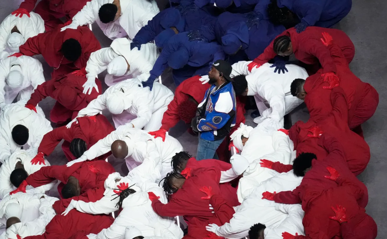 Kendrick Lamar bùng nổ sân khấu Super Bowl 2025 với bài hát chỉ trích Drake- Ảnh 1. Kendrick Lamar bùng nổ sân khấu Super Bowl 2025 với bài hát chỉ trích Drake- Ảnh 1.