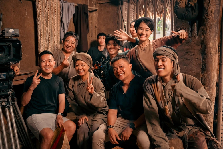 "Đ&egrave;n &acirc;m hồn" vượt mặt phim của Thu Trang, Trấn Th&agrave;nh d&ugrave; g&acirc;y nhiều tranh c&atilde;i- Ảnh 4.