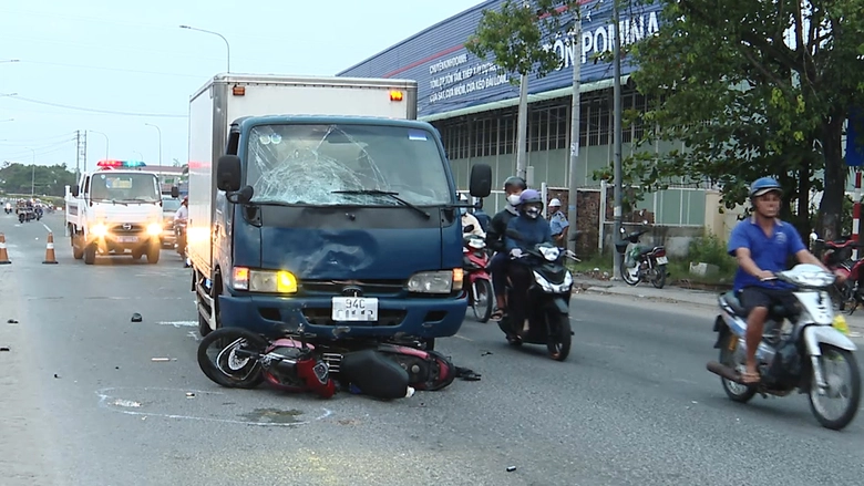 Va chạm xe tải l&uacute;c rạng s&aacute;ng, người đ&agrave;n &ocirc;ng tử vong tại chỗ- Ảnh 1.