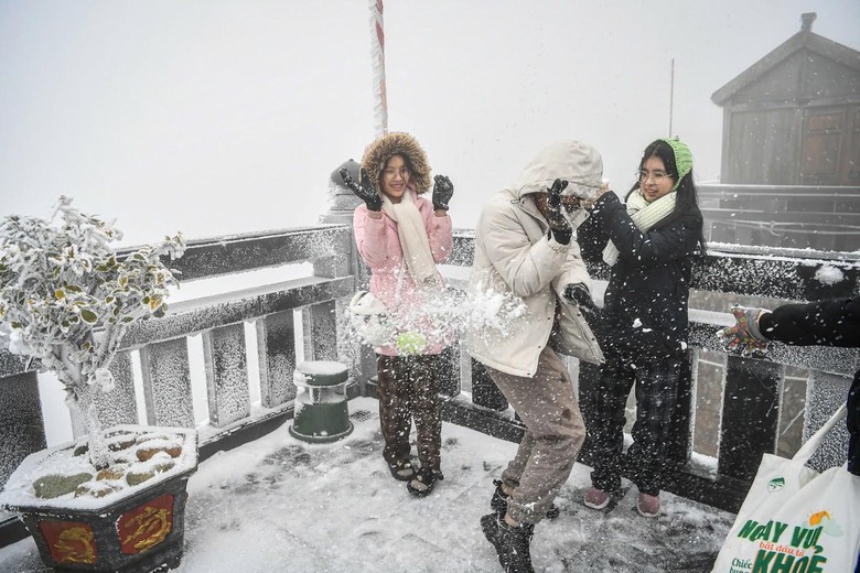 R&eacute;t đậm r&eacute;t hại, du kh&aacute;ch đổ l&ecirc;n Fansipan săn băng tuyết- Ảnh 4.