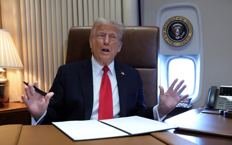 Tổng thống Donald Trump tuy&ecirc;n bố sẽ &aacute;p thuế 25% đối với th&eacute;p v&agrave; nh&ocirc;m nhập khẩu v&agrave;o Mỹ