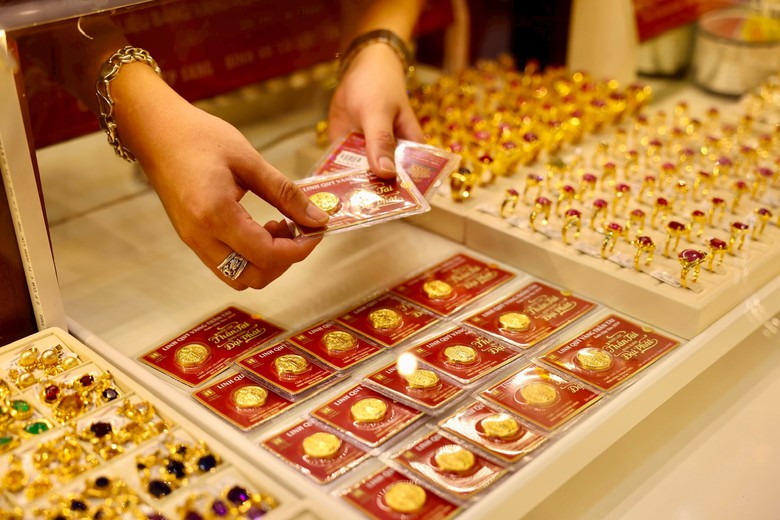 Vàng tăng vọt chiều nay, vượt ngưỡng 91 triệu đồng mỗi lượng- Ảnh 1. Vàng tăng vọt chiều nay, vượt ngưỡng 91 triệu đồng mỗi lượng- Ảnh 1.
