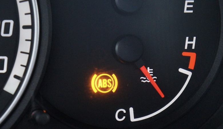 Đồng hồ taplo b&aacute;o lỗi phanh ABS, &ocirc; t&ocirc; c&oacute; được đăng kiểm?- Ảnh 1.