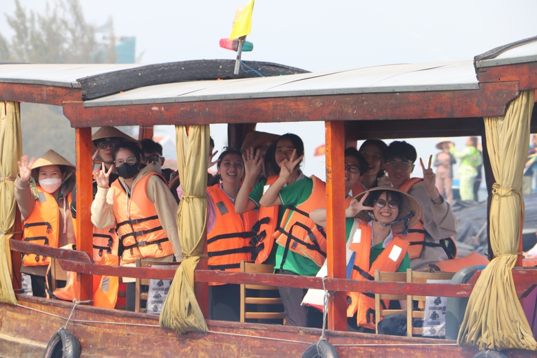 Độc đ&aacute;o lễ hội tống gi&oacute; ở Cần Thơ- Ảnh 8.